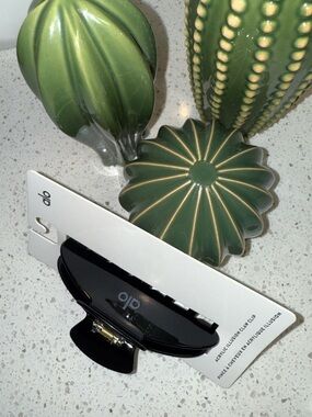 ALO Black glossy hair claw clip